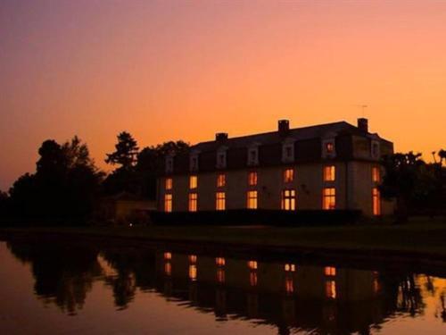 เลอ โดแมน เดอ มงเชฟเรย Hotel Fresneaux-Montchevreuil ภายนอก รูปภาพ